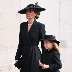 Kate Catherine Middleton, princesse de Galles (robe Alexander McQueen), la princesse Charlotte et le prince George, la comtesse Sophie de Wessex, Meghan Markle, duchesse de Sussex (robe Stella McCartney) - Procession du cercueil de la reine Elizabeth II d'Angleterre de l'Abbaye de Westminster à Wellington Arch à Hyde Park Corner