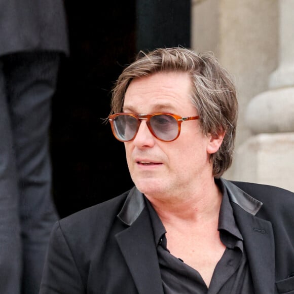 Thomas Dutronc s'est exprimé au lendemain de la cérémonie sur Instagram
Thomas Dutronc - Sortie des obsèques de l'auteure-compositrice-interprète et actrice française Françoise Hardy au crématorium du cimetière du Père-Lachaise à Paris, France, le 20 juin 2024. © Jacovides-Moreau/Bestimage