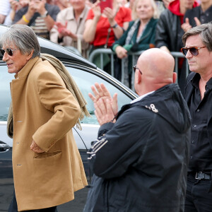 Jacques Dutronc et son fils Thomas Dutronc - Arrivées aux obsèques de l'auteure-compositrice-interprète et actrice française Françoise Hardy au crématorium du cimetière du Père-Lachaise à Paris, France, le 20 juin 2024. © Jacovides-Moreau/Bestimage 