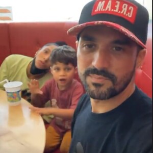 L'interprète du titre a déclaré officiellement attendre "un petit frère ou une petite soeur pour Naïm".
Florent Mothe avec sa femme Zaho et leur fils Naïm. Instagram, août 2021.