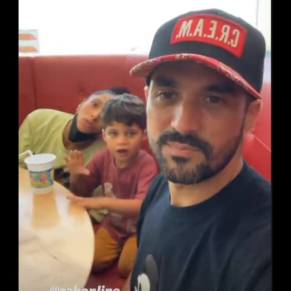 L'interprète du titre a déclaré officiellement attendre "un petit frère ou une petite soeur pour Naïm".
Florent Mothe avec sa femme Zaho et leur fils Naïm. Instagram, août 2021.