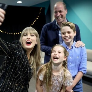 Ce moment très privilégié a été immortalisé par plusieurs photos, qu'ils ont depuis partagées sur leurs réseaux sociaux.
Le prince William avec ses enfants Charlotte et George des les coulisses du concert de Talor Swift à Londres, avec la chanteuse américaine.