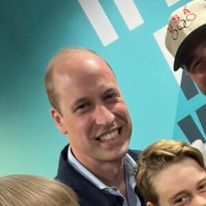 En effet, Taylor Swift et son compagnon ont accepté de les rencontrer, et ont partagé un tendre moment d'intimité.
Le prince William avec ses enfants Charlotte et George des les coulisses du concert de Talor Swift à Londres, avec la chanteuse américaine.