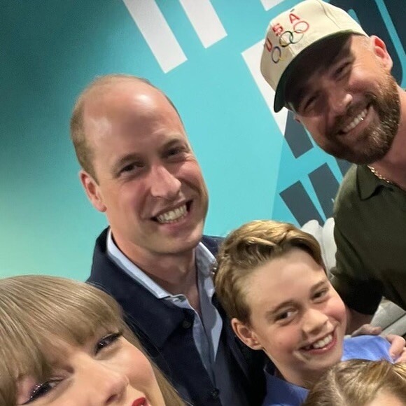 En effet, Taylor Swift et son compagnon ont accepté de les rencontrer, et ont partagé un tendre moment d'intimité.
Le prince William avec ses enfants Charlotte et George des les coulisses du concert de Talor Swift à Londres, avec la chanteuse américaine.