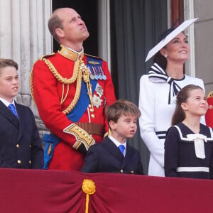 Le prince George, le prince de Galles, le prince Louis, la princesse de Galles, la princesse Charlotte et le roi Charles III sur le balcon du palais de Buckingham, à Londres, pour assister au défilé aérien qui suit la cérémonie de la montée des couleurs dans le centre de Londres, alors que le roi Charles célèbre son anniversaire officiel. James Manning/PA Wire/ABACAPRESS.COM