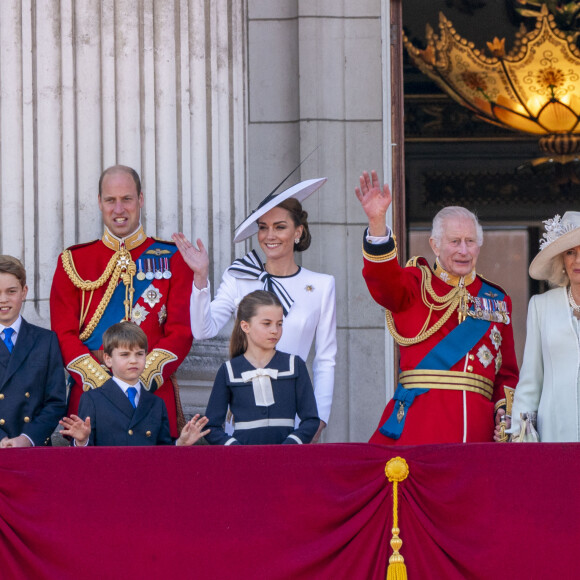 Le prince Louis, dernier de la fratrie, n'apparaît pas sur les photos et est peut-être resté au chevet de sa maman Kate.
Le prince et la princesse de Galles et leurs enfants, le prince George, le prince Louis et la princesse Charlotte, avec le roi Charles III et la reine Camilla, lors de la cérémonie de la montée des couleurs à Londres, le 15 juin 2024. Arthur Edwards/The Sun/News Licensing/ABACAPRESS.COM