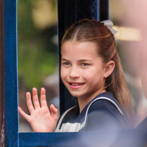 Le prince William a concocté une jolie surprise à ses enfants pour son 42e anniversaire.
La princesse Charlotte se promène en calèche sur le Mall pendant le défilé de l'anniversaire des rois, à Londres. Amanda Rose/Avalon/ABACAPRESS.COM