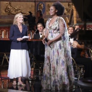 Claire Chazal et la chanteuse Pretty Yende lors de l'enregistrement de l'émission "Le grand échiquier : Francophonie" diffusée le 16 juin 2023 sur France 2