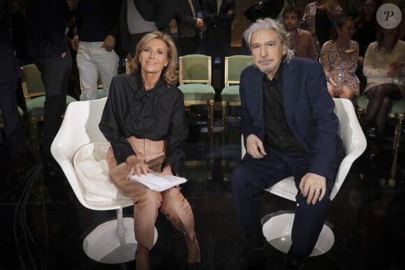 Claire Chazal et Serge Lama lors de l'enregistrement de l'émission "Le Grand Echiquier, le printemps à Versailles", diffusée le 31 mars 2023 sur France 2