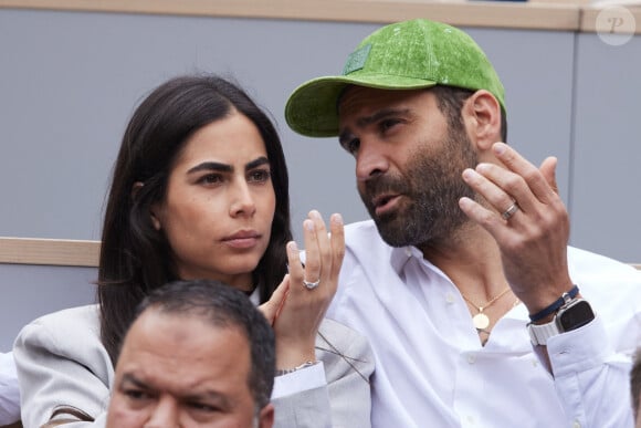 Le chanteur Ycare et sa femme Renna Hawili dans les tribunes au même moment dans les tribunes des Internationaux de France de tennis de Roland Garros 2024 à Paris, France, le 2 juin 2024