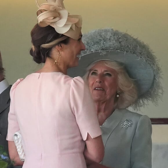 Camilla Parker-Bowles n'a presque eu d'yeux que pour elle !
La reine consort d'Angleterre Camilla Parker Bowles - Peter Phillips et sa nouvelle compagne Harriet Sperling aux courses hippiques Royal Ascot 2024. Le 21 juin 2024 © Julien Burton / Bestimage 