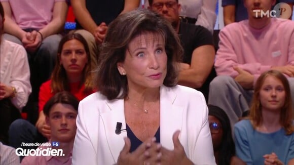 Depuis le plateau de "Quotidien", Yann Barthès a invité Anne Sinclair à commenter la situation politique de la France
Anne Sinclair dans "Quotidien"