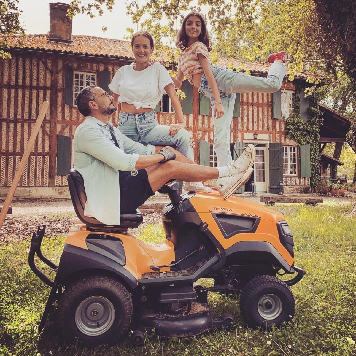 photo-ils-passent-de-tr-s-bons-moments-tous-ensemble-julien-mairesse