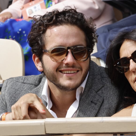 Florence Foresti et son compagnon Alexandre Kominek dans les tribunes lors des Internationaux de France de Tennis de Roland Garros 2022 à Paris le 29 mai 2022. © Cyril Moreau/Bestimage