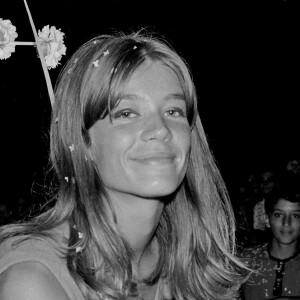 Françoise Hardy sur la Promenade des Anglais à Nice dans les années 60 où elle participe à une bataille de fleurs. © Charles Bebert / Bestimage 