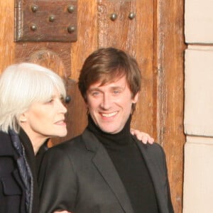 Exclusif - Françoise Hardy et son fils Thomas Dutronc se baladent le long des quais de l'Île Saint-Louis à Paris, France, le 2 novembre 2016. Françoise Hardy se dévoile dans "Un cadeau du ciel", son dernier livre aux Éditions des Équateur dans lequel elle revient sur son hospitalisation en mars dernier (15) pour son lymphome, en librairie, le 3 novembre.