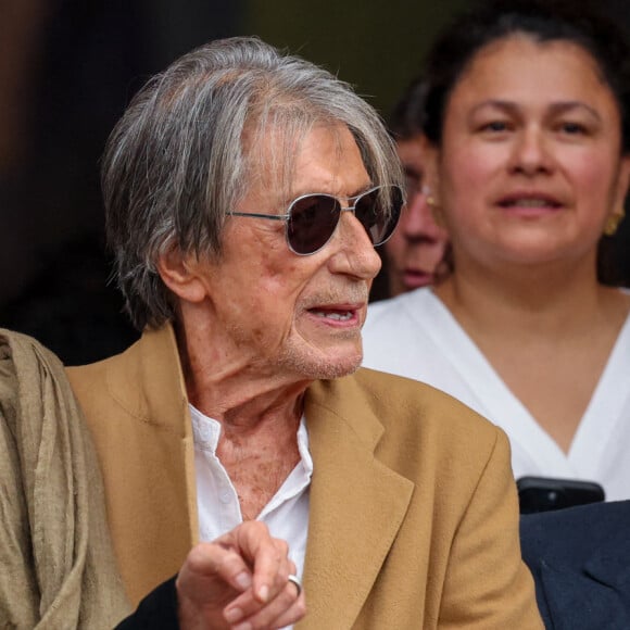 Ils ont assisté à ses obsèques. 
Jacques Dutronc et sa compagne Sylvie Duval - Sortie des obsèques de l'auteure-compositrice-interprète et actrice française Françoise Hardy au crématorium du cimetière du Père-Lachaise à Paris, France, le 20 juin 2024. © Jacovides-Moreau/Bestimage 