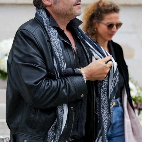 Matthieu Chedid, sa compagne Loïca Saint-M'leux, et son père Louis Chedid - Sortie des obsèques de l'auteure-compositrice-interprète et actrice française Françoise Hardy au crématorium du cimetière du Père-Lachaise à Paris, France, le 20 juin 2024. © Jacovides-Moreau/Bestimage 