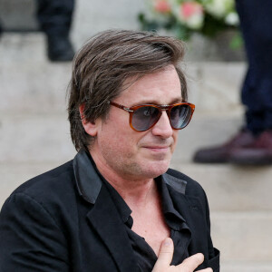 Thomas Dutronc était très ému. 
Thomas Dutronc - Sortie des obsèques de l'auteure-compositrice-interprète et actrice française Françoise Hardy au crématorium du cimetière du Père-Lachaise à Paris, France, le 20 juin 2024. © Jacovides-Moreau/Bestimage 