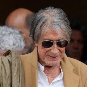 Jacques Dutronc et sa compagne Sylvie Duval - Sortie des obsèques de l'auteure-compositrice-interprète et actrice française Françoise Hardy au crématorium du cimetière du Père-Lachaise à Paris, France, le 20 juin 2024. © Jacovides-Moreau/Bestimage 