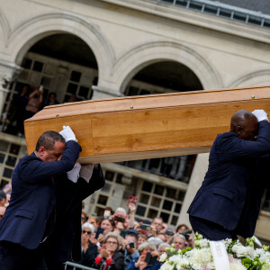 Arrivée du cercueil - Arrivées aux obsèques de l'auteure-compositrice-interprète et actrice française Françoise Hardy au crématorium du cimetière du Père-Lachaise à Paris, France, le 20 juin 2024. © Jacovides-Moreau/Bestimage 