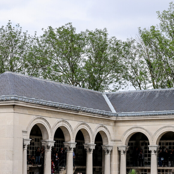 Arrivée du cercueil - Arrivées aux obsèques de l'auteure-compositrice-interprète et actrice française Françoise Hardy au crématorium du cimetière du Père-Lachaise à Paris, France, le 20 juin 2024. © Jacovides-Moreau/Bestimage 