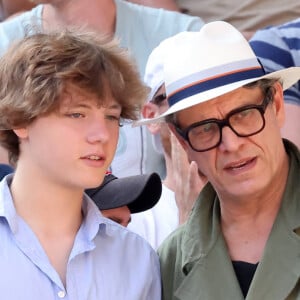 Marc Lavoine et son fils Roman dans les tribunes des Internationaux de France de tennis de Roland Garros 2023 le 6 juin 2023. © Jacovides-Moreau/Bestimage