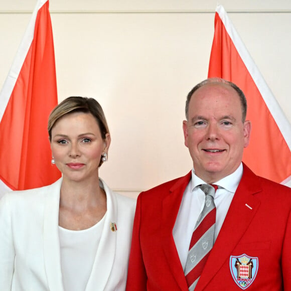 Avant d'épouser le prince de Monaco, Charlene Wittstock a défendu les couleurs de l'Afrique du sud en tant que nageuse. 
Le prince Albert II de Monaco et la princesse Charlene durant la présentation officielle, au Yacht Club de Monaco, le 27 juin 2024, des athlètes monégasques qui participeront aux prochains Jeux Olympiques de Paris du 26 juillet au 11 août 2024. Pour ces jeux de la XXXIIIeme Olympiade, Monaco aura 5 sportifs, 3 femmes et 2 hommes, en compétition. Les porte-drapeaux de la Principauté sont les nageurs Lisa Pou et Théo Druenne. © Bruno Bebert/Bestimage