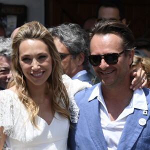 Nathalie Baye, Bernard Montiel, Jean-Louis Borloo, David Hallyday - Mariage de Laura Smet et Raphaël Lancrey-Javal à l'église Notre-Dame des Flots au Cap-Ferret le jour de l'anniversaire de son père Johnny Hallyday le 15 juin 2019.