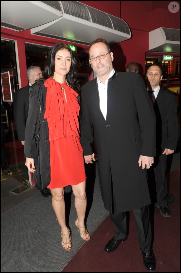 Jean Reno et sa femme Zofia, à l'occasion de l'avant-première de L'immortel, qui s'est tenue au Gaumont Opera, à Paris, le 22 mars 2010.