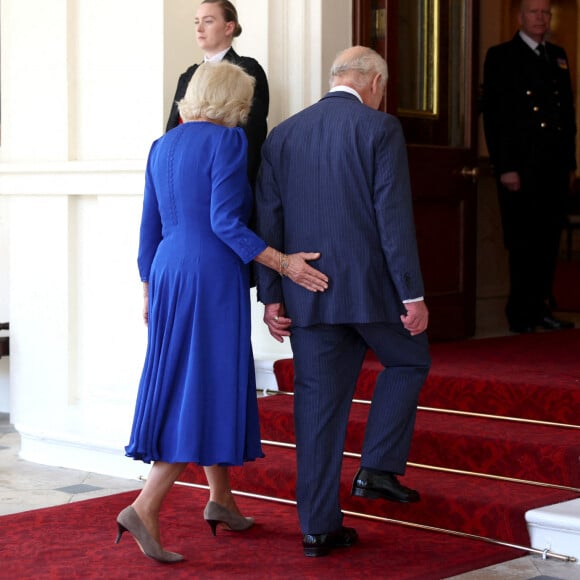 Alors qu'elle saluait l'empereur du Japon Naruhito et sa femme venus pour quelques jours, la reine consort a vraisemblablement glissé une main discrète sur le postérieur du monarque
Camilla Parker Bowles et le roi Charles