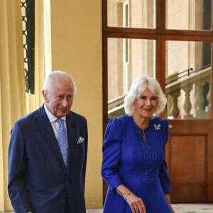 Un moment capturé par les photographes, friands de ce genre de clichés
Le roi Charles III d'Angleterre et Camilla Parker Bowles, reine consort d'Angleterre, - Le roi d'Angleterre et la reine consort d'Angleterre, raccompagnent l'empereur et l'impératrice du Japon aux portes de Buckingham Palace à l'issue de leur visite officielle à Londres, le 28 juin 2024. © Jira / Backgrid / Bestimage 