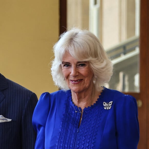 Un geste peu conventionnel dans des moments aussi solennels que la fin d'une visite d'Etat
Le roi Charles III d'Angleterre et Camilla Parker Bowles, reine consort d'Angleterre, - Le roi d'Angleterre et la reine consort d'Angleterre, raccompagnent l'empereur et l'impératrice du Japon aux portes de Buckingham Palace à l'issue de leur visite officielle à Londres, le 28 juin 2024. © Jira / Backgrid / Bestimage 