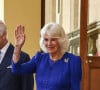 
A cette occasion, la reine consort était très élégante dans une robe bleu roi à manches longues, accessoirisée d'une superbe broche en forme de papillon.

Le roi Charles III d'Angleterre et Camilla Parker Bowles, reine consort d'Angleterre, - Le roi d'Angleterre et la reine consort d'Angleterre, raccompagnent l'empereur et l'impératrice du Japon aux portes de Buckingham Palace à l'issue de leur visite officielle à Londres, le 28 juin 2024. © Jira / Backgrid / Bestimage 