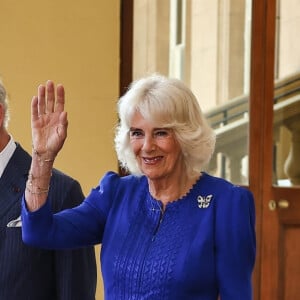 
A cette occasion, la reine consort était très élégante dans une robe bleu roi à manches longues, accessoirisée d'une superbe broche en forme de papillon.

Le roi Charles III d'Angleterre et Camilla Parker Bowles, reine consort d'Angleterre, - Le roi d'Angleterre et la reine consort d'Angleterre, raccompagnent l'empereur et l'impératrice du Japon aux portes de Buckingham Palace à l'issue de leur visite officielle à Londres, le 28 juin 2024. © Jira / Backgrid / Bestimage 