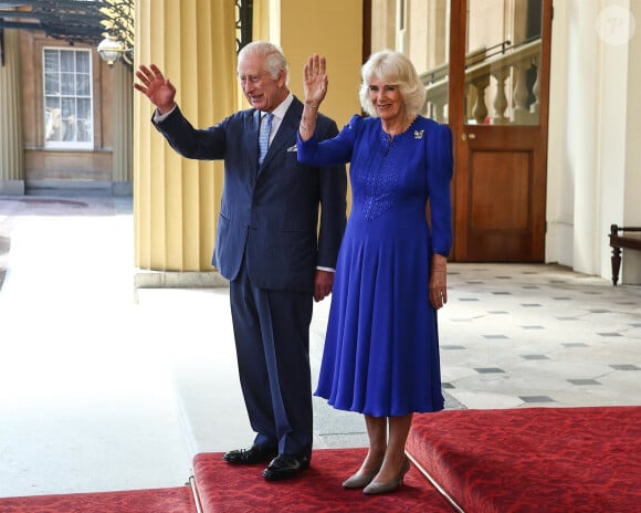 
A cette occasion, la reine consort était très élégante dans une robe bleu roi à manches longues, accessoirisée d'une superbe broche en forme de papillon.

Le roi Charles III d'Angleterre et Camilla Parker Bowles, reine consort d'Angleterre, - Le roi d'Angleterre et la reine consort d'Angleterre, raccompagnent l'empereur et l'impératrice du Japon aux portes de Buckingham Palace à l'issue de leur visite officielle à Londres, le 28 juin 2024. © Jira / Backgrid / Bestimage 