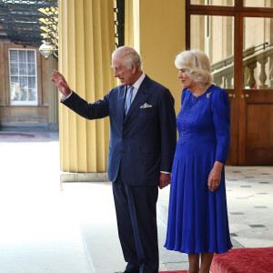 Une élégance à toute épreuve qui n'empêche en rien les marques d'affection en public, apparemment...
Le roi Charles III d'Angleterre et Camilla Parker Bowles, reine consort d'Angleterre, - Le roi d'Angleterre et la reine consort d'Angleterre, raccompagnent l'empereur et l'impératrice du Japon aux portes de Buckingham Palace à l'issue de leur visite officielle à Londres, le 28 juin 2024. © Jira / Backgrid / Bestimage