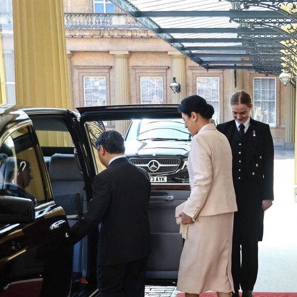 Le roi Charles III d'Angleterre et Camilla Parker Bowles, reine consort d'Angleterre, l'empereur du Japon Naruhito et l'impératrice Masako - Le roi d'Angleterre et la reine consort d'Angleterre, raccompagnent l'empereur et l'impératrice du Japon aux portes de Buckingham Palace à l'issue de leur visite officielle à Londres, le 28 juin 2024. © Jira / Backgrid / Bestimage 