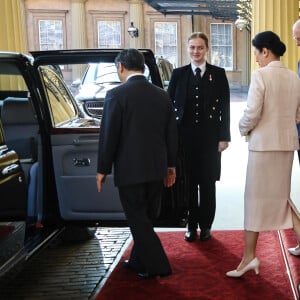 Le roi Charles III d'Angleterre et Camilla Parker Bowles, reine consort d'Angleterre, l'empereur du Japon Naruhito et l'impératrice Masako - Le roi d'Angleterre et la reine consort d'Angleterre, raccompagnent l'empereur et l'impératrice du Japon aux portes de Buckingham Palace à l'issue de leur visite officielle à Londres, le 28 juin 2024. © Jira / Backgrid / Bestimage 