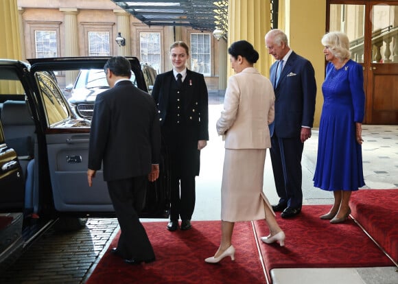 Le roi Charles III d'Angleterre et Camilla Parker Bowles, reine consort d'Angleterre, l'empereur du Japon Naruhito et l'impératrice Masako - Le roi d'Angleterre et la reine consort d'Angleterre, raccompagnent l'empereur et l'impératrice du Japon aux portes de Buckingham Palace à l'issue de leur visite officielle à Londres, le 28 juin 2024. © Jira / Backgrid / Bestimage 
