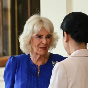 Camilla Parker Bowles, reine consort d'Angleterre, et l'impératrice Masako - Le roi d'Angleterre et la reine consort d'Angleterre, raccompagnent l'empereur et l'impératrice du Japon aux portes de Buckingham Palace à l'issue de leur visite officielle à Londres, le 28 juin 2024. © Jira / Backgrid / Bestimage 