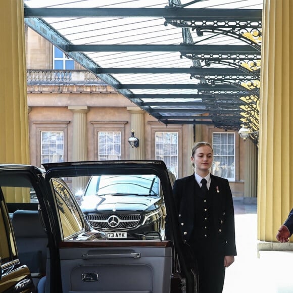 Le roi Charles III d'Angleterre et Camilla Parker Bowles, reine consort d'Angleterre, l'empereur du Japon Naruhito et l'impératrice Masako - Le roi d'Angleterre et la reine consort d'Angleterre, raccompagnent l'empereur et l'impératrice du Japon aux portes de Buckingham Palace à l'issue de leur visite officielle à Londres, le 28 juin 2024. © Jira / Backgrid / Bestimage 