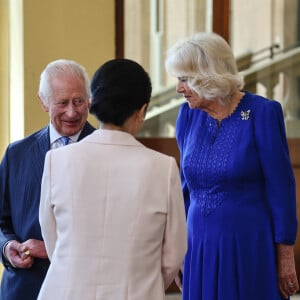 King Charles III, Queen Camilla, Empress Masako - Le roi d'Angleterre et la reine consort d'Angleterre, raccompagnent l'empereur et l'impératrice du Japon aux portes de Buckingham Palace à l'issue de leur visite officielle à Londres, le 28 juin 2024. © Jira / Backgrid / Bestimage 