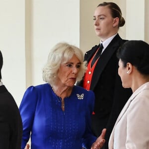 Le roi Charles III d'Angleterre et Camilla Parker Bowles, reine consort d'Angleterre, l'empereur du Japon Naruhito et l'impératrice Masako - Le roi d'Angleterre et la reine consort d'Angleterre, raccompagnent l'empereur et l'impératrice du Japon aux portes de Buckingham Palace à l'issue de leur visite officielle à Londres, le 28 juin 2024. © Jira / Backgrid / Bestimage 