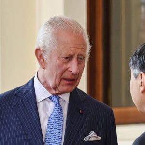 Le roi Charles III d'Angleterre, et l'empereur Naruhito - Le roi d'Angleterre et la reine consort d'Angleterre, raccompagnent l'empereur et l'impératrice du Japon aux portes de Buckingham Palace à l'issue de leur visite officielle à Londres, le 28 juin 2024. © Jira / Backgrid / Bestimage 