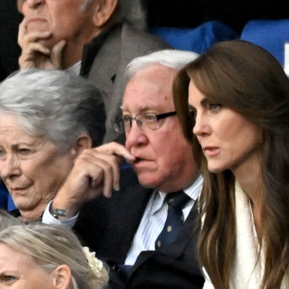 Catherine (Kate) Middleton, princesse de Galles, assiste au quart de finale Angleterre-Fidji, coupe du monde de rugby 2023, au Stade Vélodrome à Marseille le 15 octobre 2023. À ses côtés Rob Briers et Bill Beaumont. © Bruno Bebert / Bestimage 