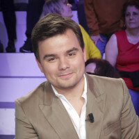 Gauthier Le Bret : Le journaliste de CNews est marié, photos de sa sublime union (en 2 temps) avec Éloïse qui est professeure