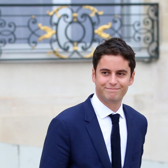 Gabriel Attal, il y a cinq ans et demi, alors secrétaire d'état auprès du ministre de l'éducation nationale et de la jeunesse lors de la sortie du conseil des ministres du 24 octobre 2018, au palais de l'Elysée à Paris. © Stéphane Lemouton / Bestimage