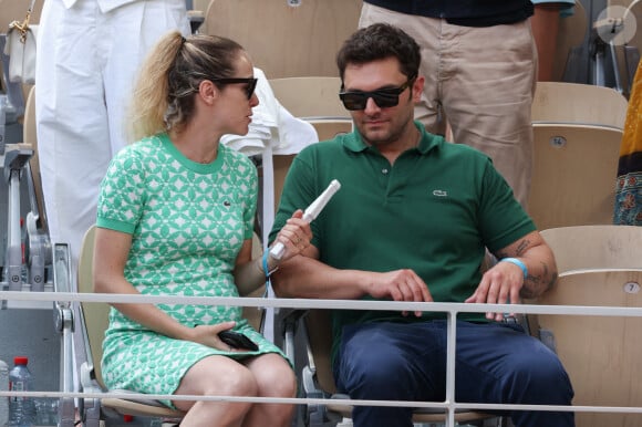 Charlotte Ronson enceinte et Pio Marmai dans les tribunes lors des Internationaux de France Roland Garros 2023 le 11 juin 2023 à Paris, France. Photo par Nasser Berzane/ABACAPRESS.COM