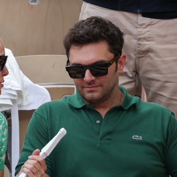 Charlotte Ronson enceinte et Pio Marmai dans les tribunes lors des Internationaux de France Roland Garros 2023 le 11 juin 2023 à Paris, France. Photo par Nasser Berzane/ABACAPRESS.COM